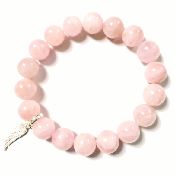 Rozā kvarca aproce ar sudraba eņģeļspārna piekariņu