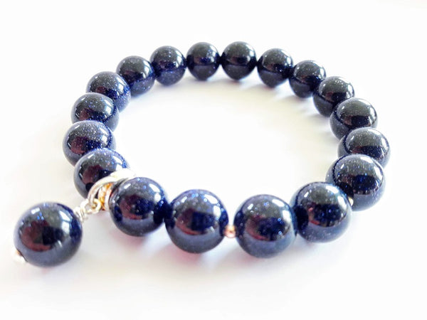 Zilā zeltakmens rokassprādze